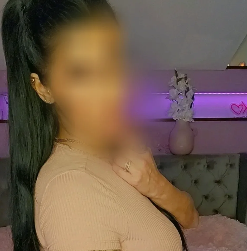 Amber, 33