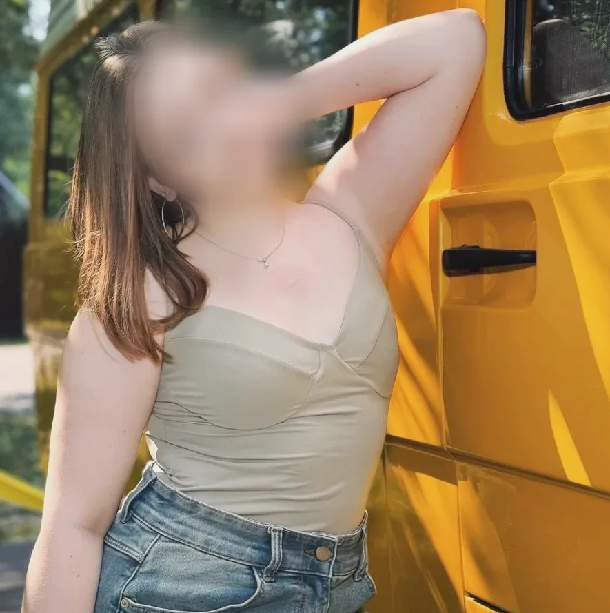 Ellie, 19