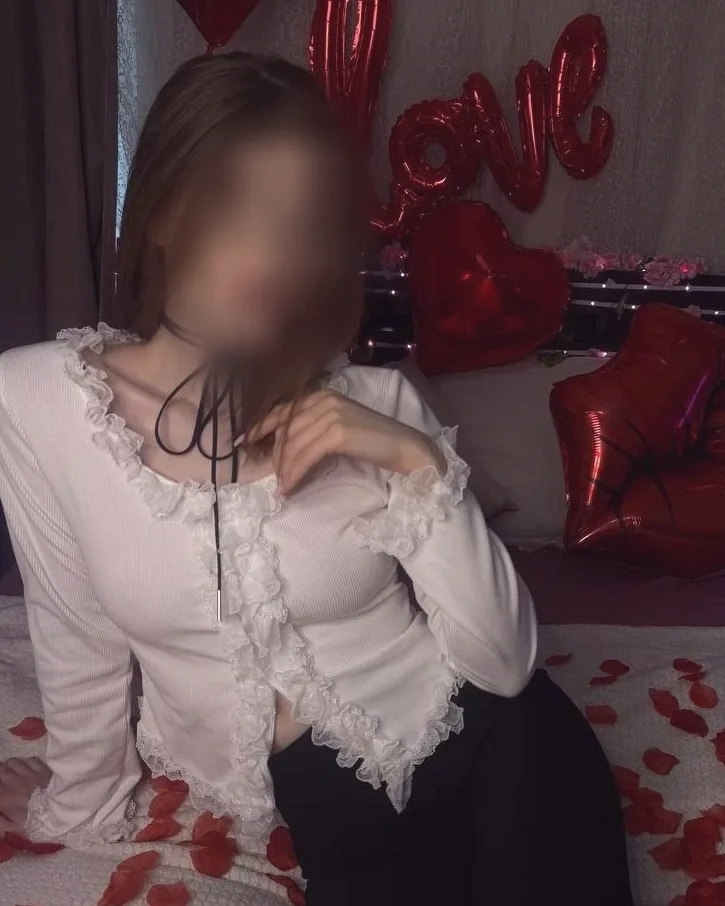 Ffion, 21